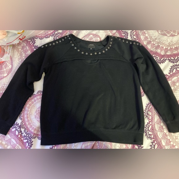 Guess Tops - Guess Sweatshirt.‎ GUC.